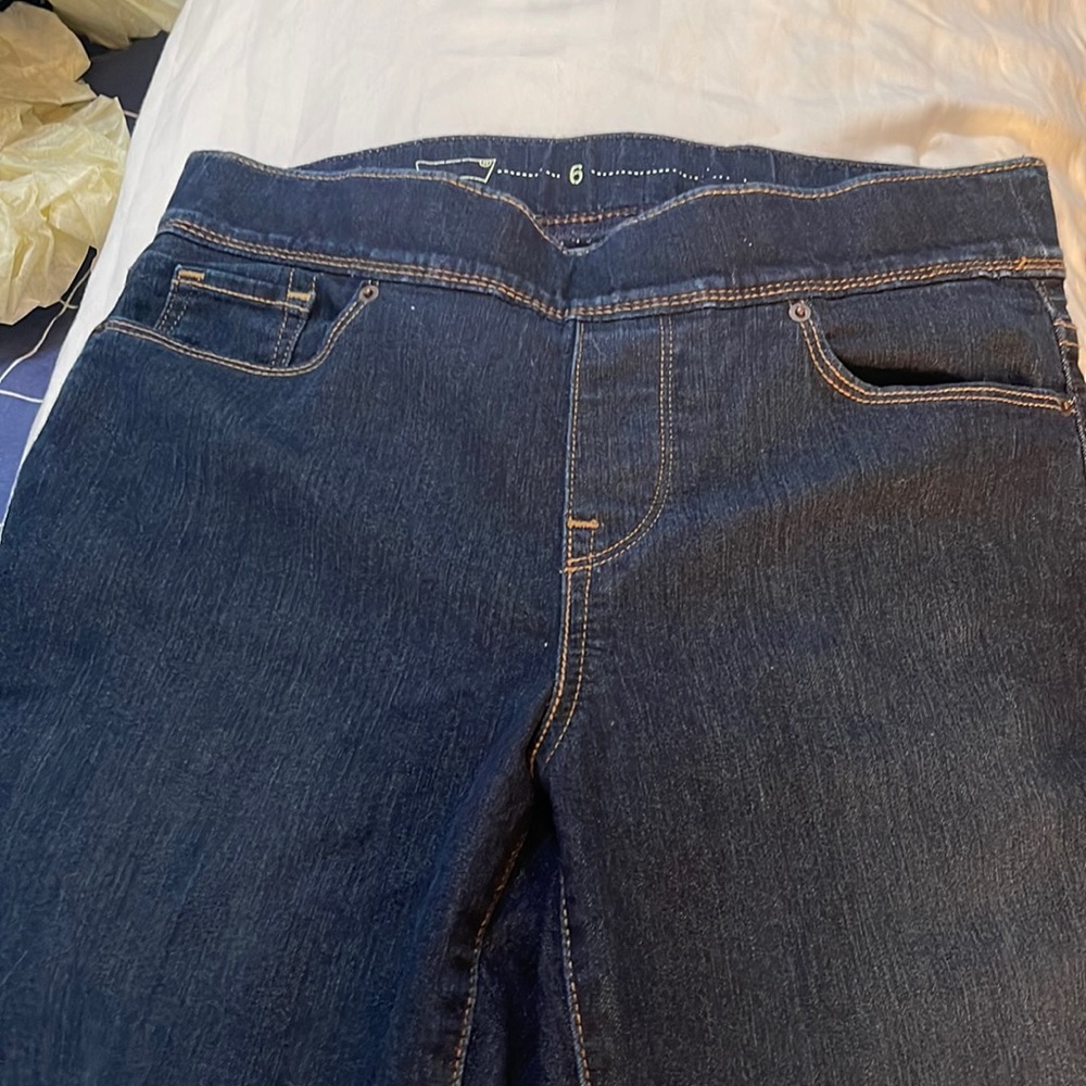 Levi elastic waist jeans. Dark blue in great condition, make your stomach flat!